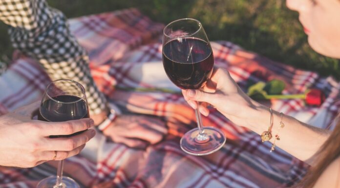 „Ženy v konzumaci alkoholu dohánějí muže,“ varuje lékař Popov. Kontrolované pití není východiskem