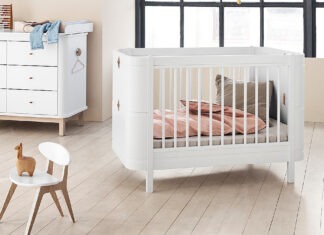 Hit Dánska dorazil do Prahy: postýlka, která roste spolu s dětmi