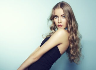 Hitem léta jsou odhalená ramena a masivní prsteny