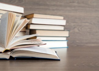 Podzimní knižní tipy. Nenáročná oddechovka i filozofické zamyšlení