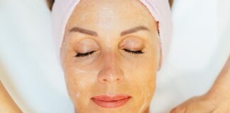 Akné trápí i dospělé. Pupínky nesouvisí jen s hormony, důležitou roli hrají střeva a psychika