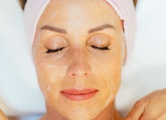 Akné trápí i dospělé. Pupínky nesouvisí jen s hormony, důležitou roli hrají střeva a psychika