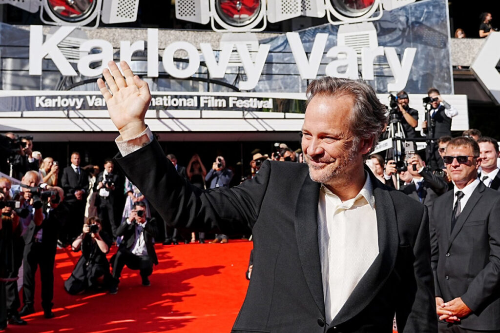 Cenu prezidenta získali herci Vicky Krieps a Peter Sarsgaard