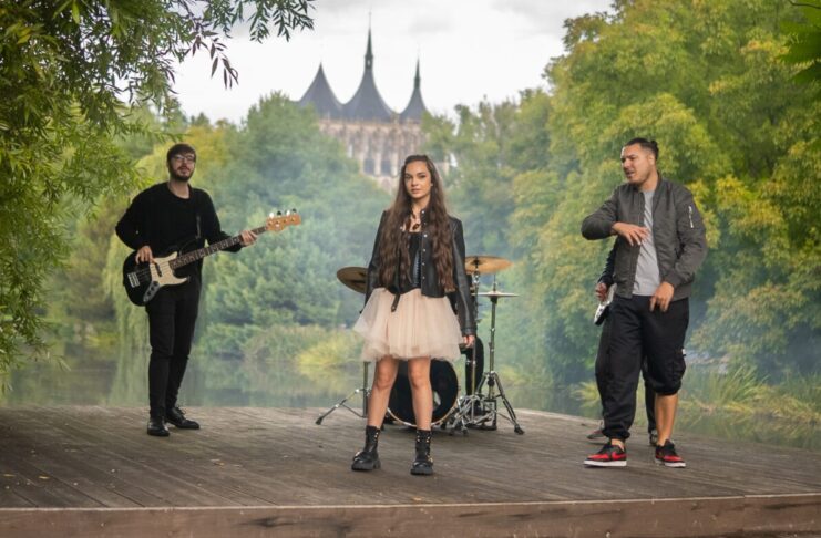 Mládí v před. Čtrnáctiletá Sofie Kovářová míří na hudební i módní podia