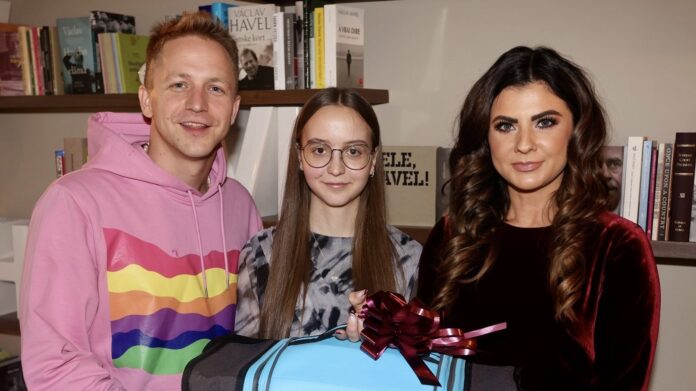 Tomáš Klus, Daniela a Elena Jakubovič s přístrojem Simeox