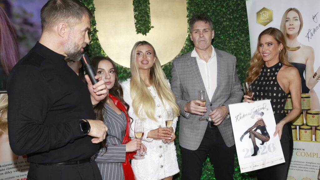 Andrea Verešová má charitativní kalendář. Křtila nadějná zpěvačka i slavný hokejista