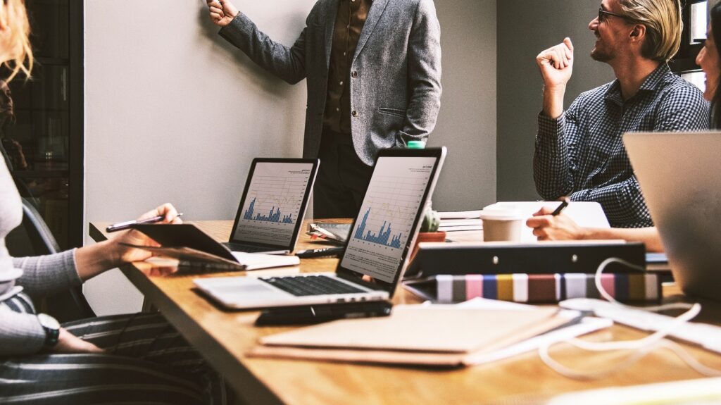 Čeští zaměstnanci: nedůvěra k vlastním firmám i nadřízeným