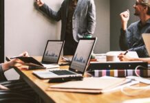 Čeští zaměstnanci: nedůvěra k vlastním firmám i nadřízeným