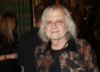 „Na protialkoholní léčbě jsem poznal samé vzdělané lidi,“ řekl Rosťa Novák. Pití ho málem stálo rodinu Herec Rosťa Novák měl problémy s pitím.