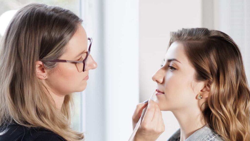 Vizážistka radí: Jak na svěží líčení, které vydrží celý den i plesovou noc