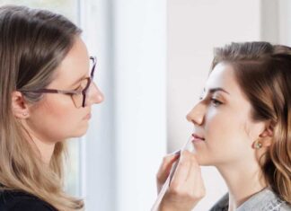 Vizážistka radí: Jak na svěží líčení, které vydrží celý den i plesovou noc Vizážistka Ivana Hlídková líčí "obyčejné" ženy i hvězdy.