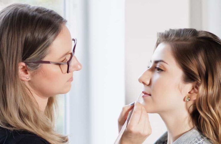 Vizážistka radí: Jak na svěží líčení, které vydrží celý den i plesovou noc Vizážistka Ivana Hlídková líčí "obyčejné" ženy i hvězdy.