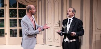 Ambasáda vzhůru nohama. Zamilovaný velvyslanec je hit divadelní sezóny Zamilovaný velvyslanec