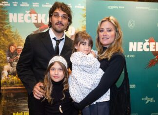 Emma Smetana: „Nechci děti napasovat do škatulek. Hranice ale znát musí“ Emma se svou rodinou.