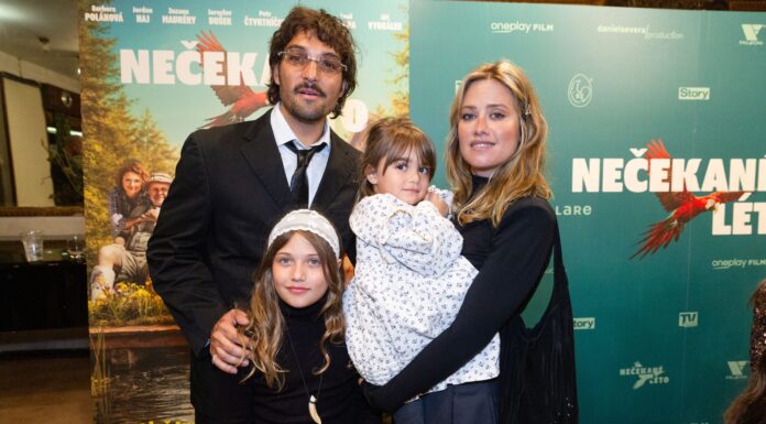 Emma Smetana: „Nechci děti napasovat do škatulek. Hranice ale znát musí“ Emma se svou rodinou.