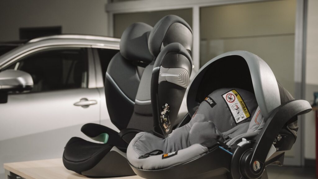 Na cestách s dítětem bezpečně: jak vybrat správnou autosedačku a kam ji připevnit?