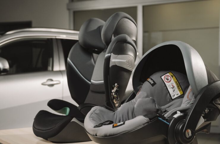 Na cestách s dítětem bezpečně: jak vybrat správnou autosedačku a kam ji připevnit?