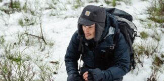 Fotograf Prokop Pithar pozorující ptáky.