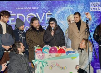 Herci z Hudebního divadla Karlín obdarovali nemocné děti