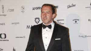 Herec Martin Hofmann ve skvěle padnoucím obleku.