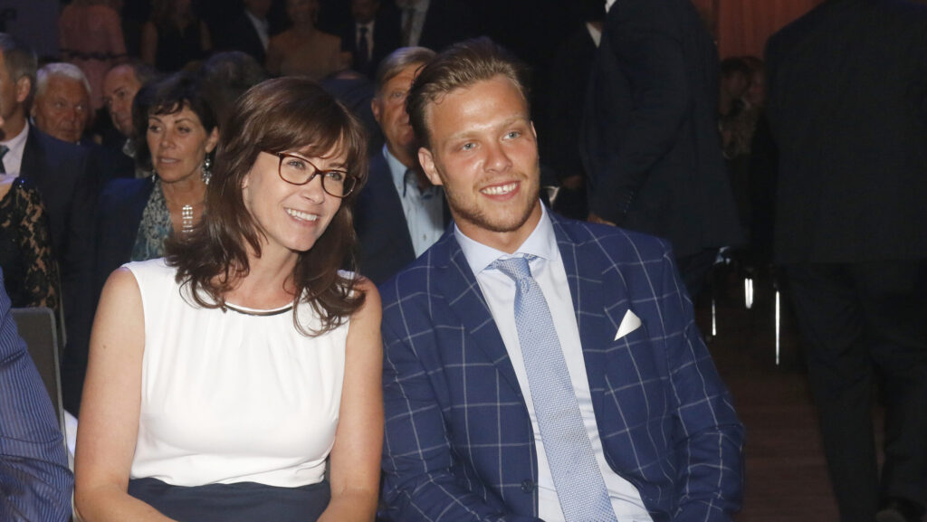 „Jsem babička na dálku. A někdy to bolí,“ přiznává maminka hokejisty Pastrňáka