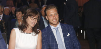 „Jsem babička na dálku. A někdy to bolí,“ přiznává maminka hokejisty Pastrňáka Hokejista David Pastrňák s maminkou.