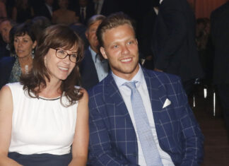 „Jsem babička na dálku. A někdy to bolí,“ přiznává maminka hokejisty Pastrňáka Hokejista David Pastrňák s maminkou.