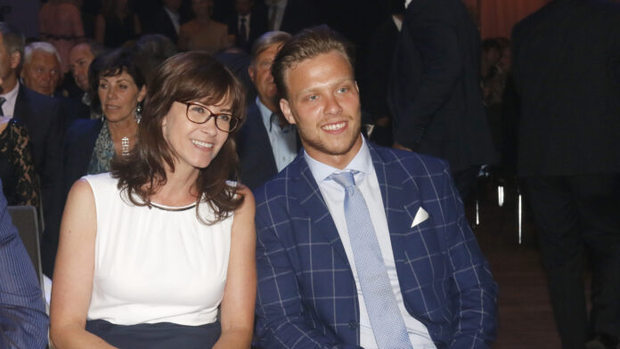 Hokejista David Pastrňák s maminkou.