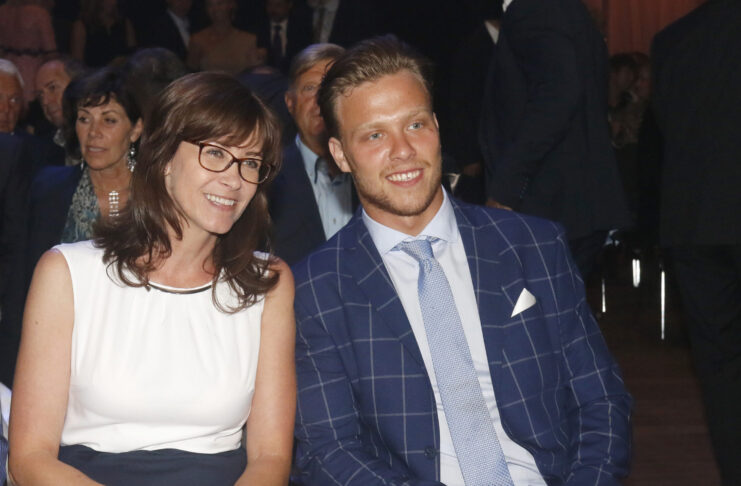 „Jsem babička na dálku. A někdy to bolí,“ přiznává maminka hokejisty Pastrňáka Hokejista David Pastrňák s maminkou.