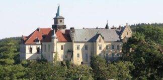 Zámek Hrubá skála.