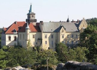 Zámek Hrubá skála.