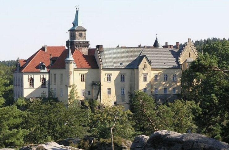 Zámek Hrubá skála.