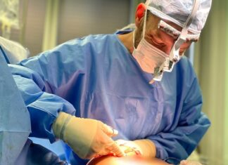 Vyhlášený plastický chirurg Petros Christodouloul