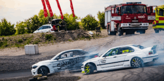 Milovníci driftu se mohou těšit na pořádnou zábavu.