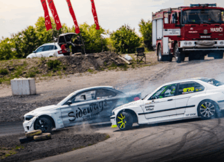 Milovníci driftu se mohou těšit na pořádnou zábavu.