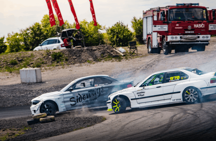 Milovníci driftu se mohou těšit na pořádnou zábavu.