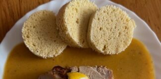 Svíčková s mandlovým knedlíkem.