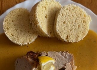 Svíčková s mandlovým knedlíkem.