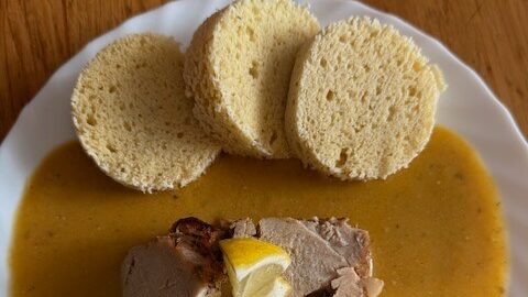 Svíčková s mandlovým knedlíkem. Svíčková s mandlovým knedlíkem.