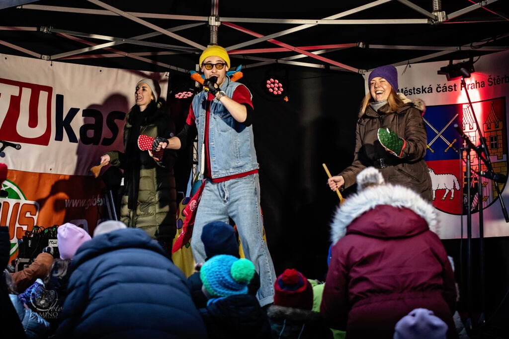 Od prken Národního divadla k rodinnému fenoménu: David vydává singl „BLBOSTI“ a vyzývá Česko ke společné hře