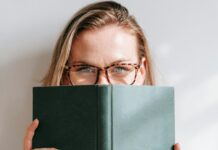 Nechte promluvit svůj pohled: Jak sladit brýle s barvou očí a zazářit Jak vybrat správné brýle?