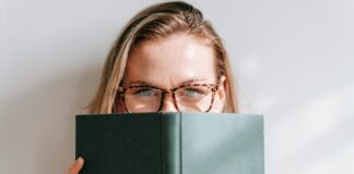 Nechte promluvit svůj pohled: Jak sladit brýle s barvou očí a zazářit Jak vybrat správné brýle?