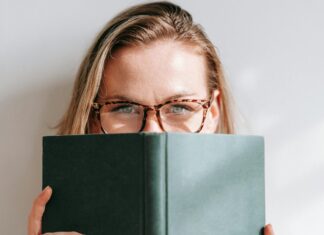 Nechte promluvit svůj pohled: Jak sladit brýle s barvou očí a zazářit Jak vybrat správné brýle?