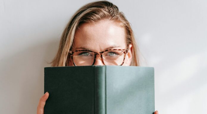 Nechte promluvit svůj pohled: Jak sladit brýle s barvou očí a zazářit Jak vybrat správné brýle?