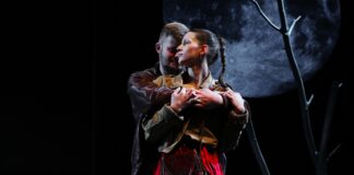 Spalující vášeň i nenávist: Businská a Čermák předvádí strhující výkon Ema Businská a Bořek Čermák v Kočce na kolejích.