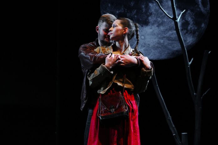 Ema Businská a Bořek Čermák v Kočce na kolejích.