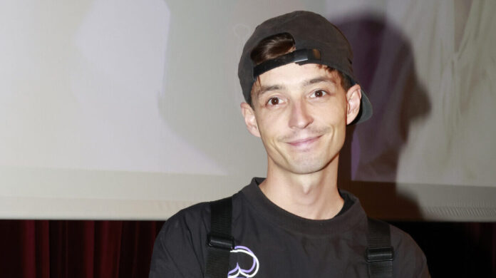 Herec Denis Šafařík natáčel rozhlasovou hru pro Audiotéku.