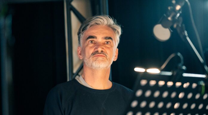 Když není práce, přijde prostor na život: Herec Martin Myšička se učí nic nedělat Martin Myšička při nahrávání audiokomiksu Past na Péráka.