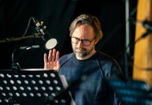 Jaroslav Plesl při nahrávání audiokomiksu Past na Péráka.