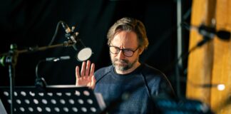 Jaroslav Plesl: Dřív jsem měl rád večírky. Teď mi dělá radost výlet do přírody Jaroslav Plesl při nahrávání audiokomiksu Past na Péráka.